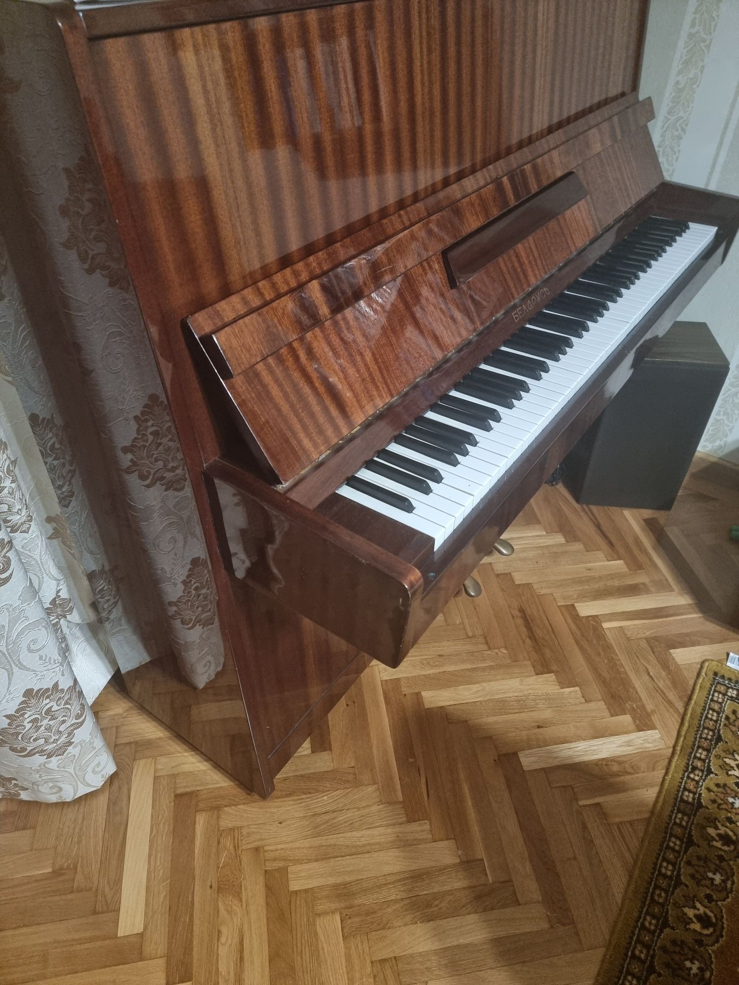 Vând pianina Belarus