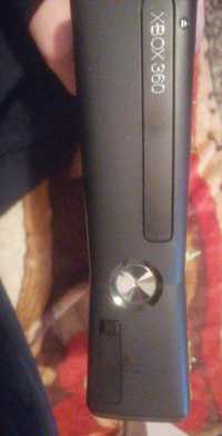 Vând xbox 360 Slim black