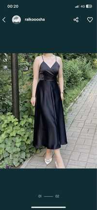 Красивое черное атласное платье