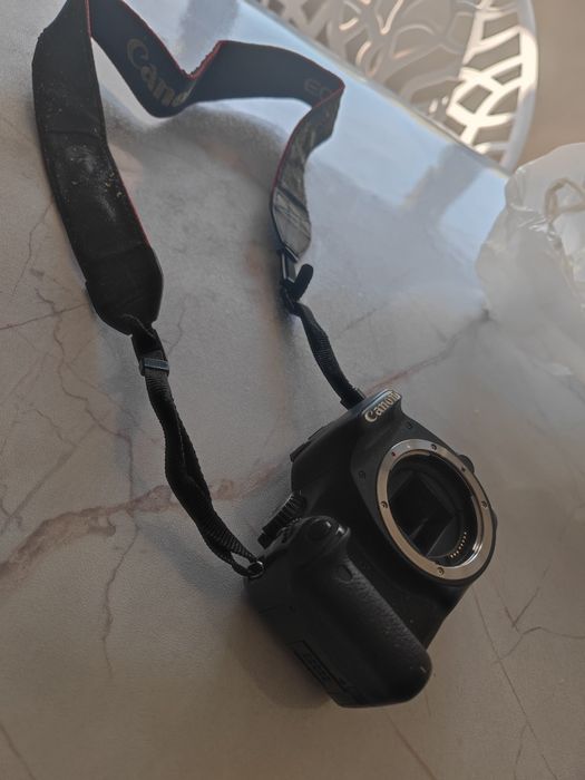 Canon D550 без объектива