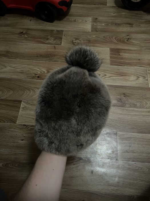 Продам норковую шапку серого цвета