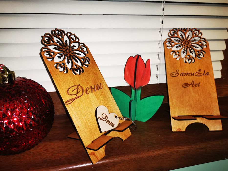 Поставка за телефон с гравиране на име и текст по ваш избор