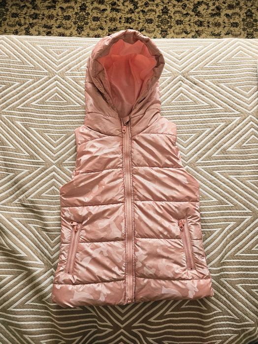 Безрукавка для девочек. На размер до 7-8 лет. Производство Турция.