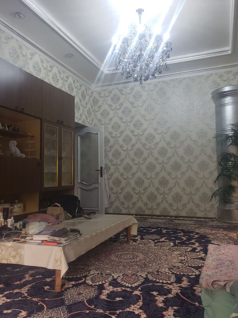 Продаётся 4 комнатная кв в чирчике на Навои рядом с 9 школой