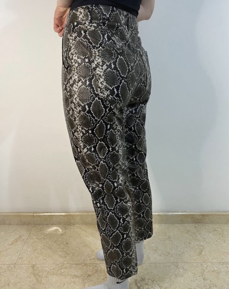 Pantaloni din piele