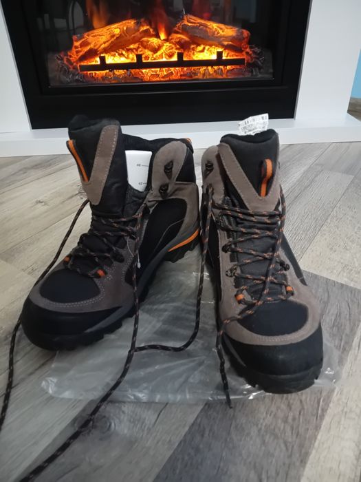 Vând ghete și Bocanci, marca Decathlon- noi cu eticheta