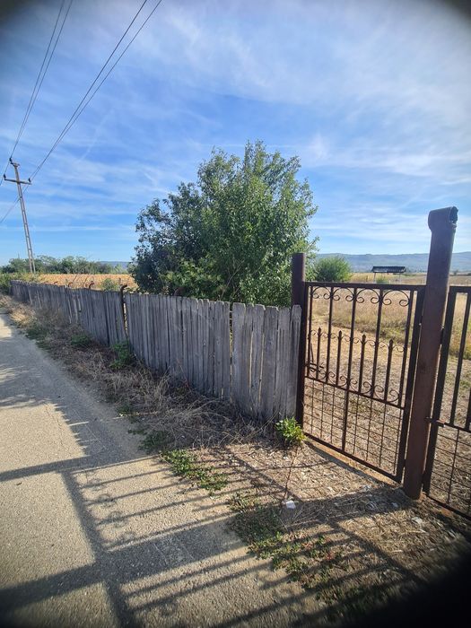 Vând teren intravilan  suprafață 10000m2