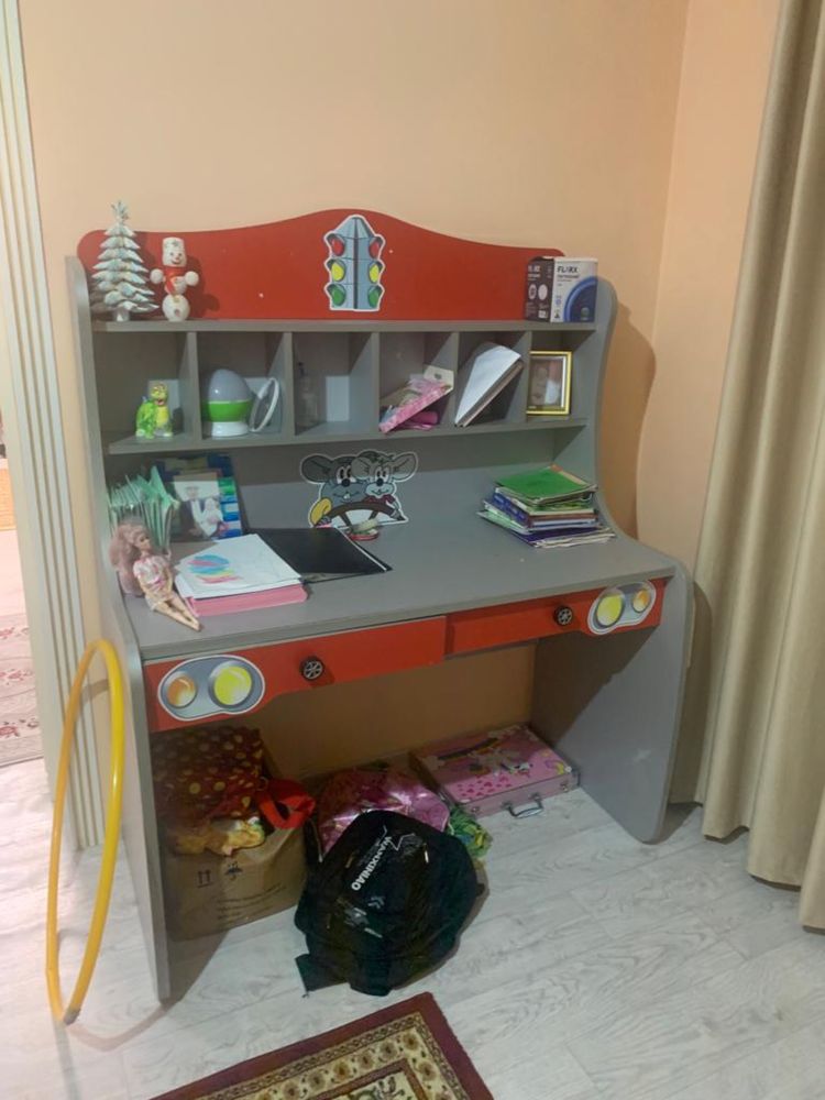 Продам детский шкаф и детский письменный стол