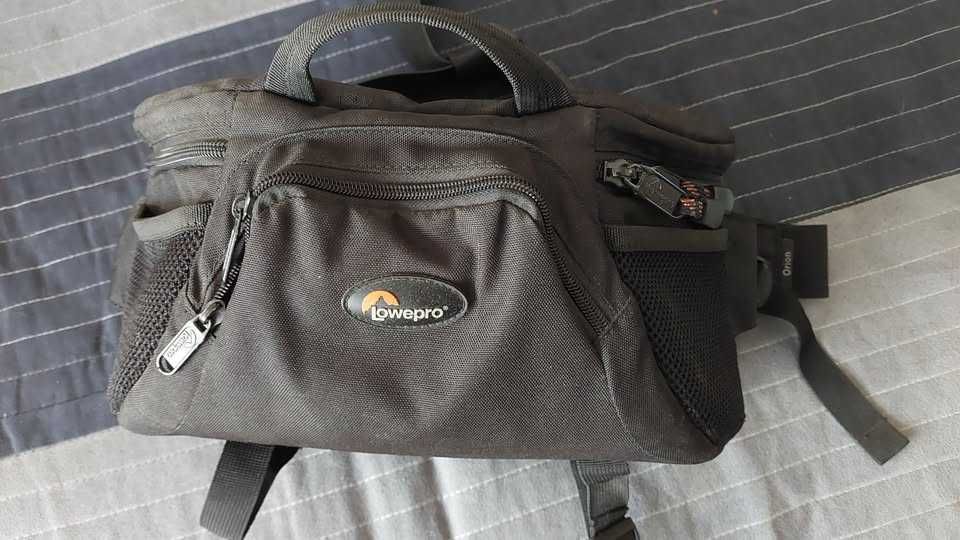 Borseta/geanta LOWEPRO pt camera foto si obiective