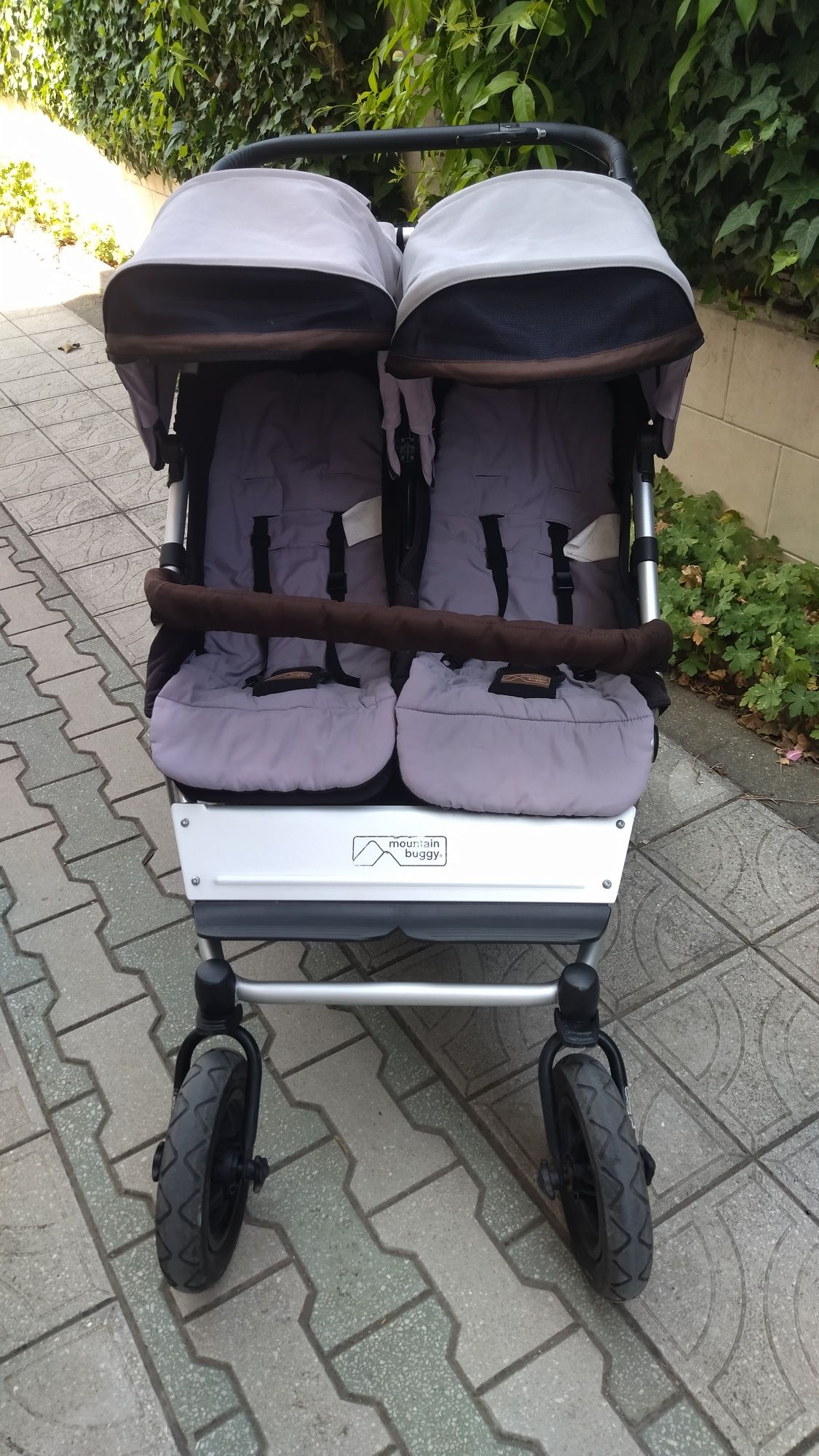 Количка за близнаци MOUNTAIN BUGGY абсолютно запазена
