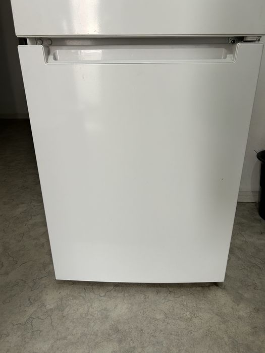 Продаётся неисправный холодильник Indesit