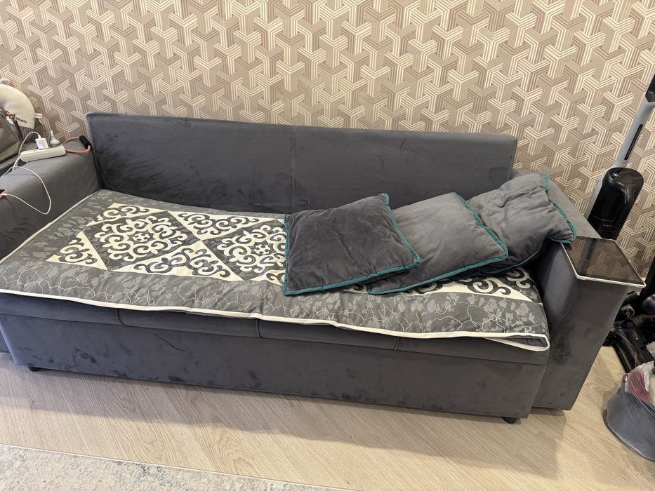 Продам отличный диван.