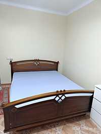 Продается двуспальная кровать с матрасом (кровать дубовая)