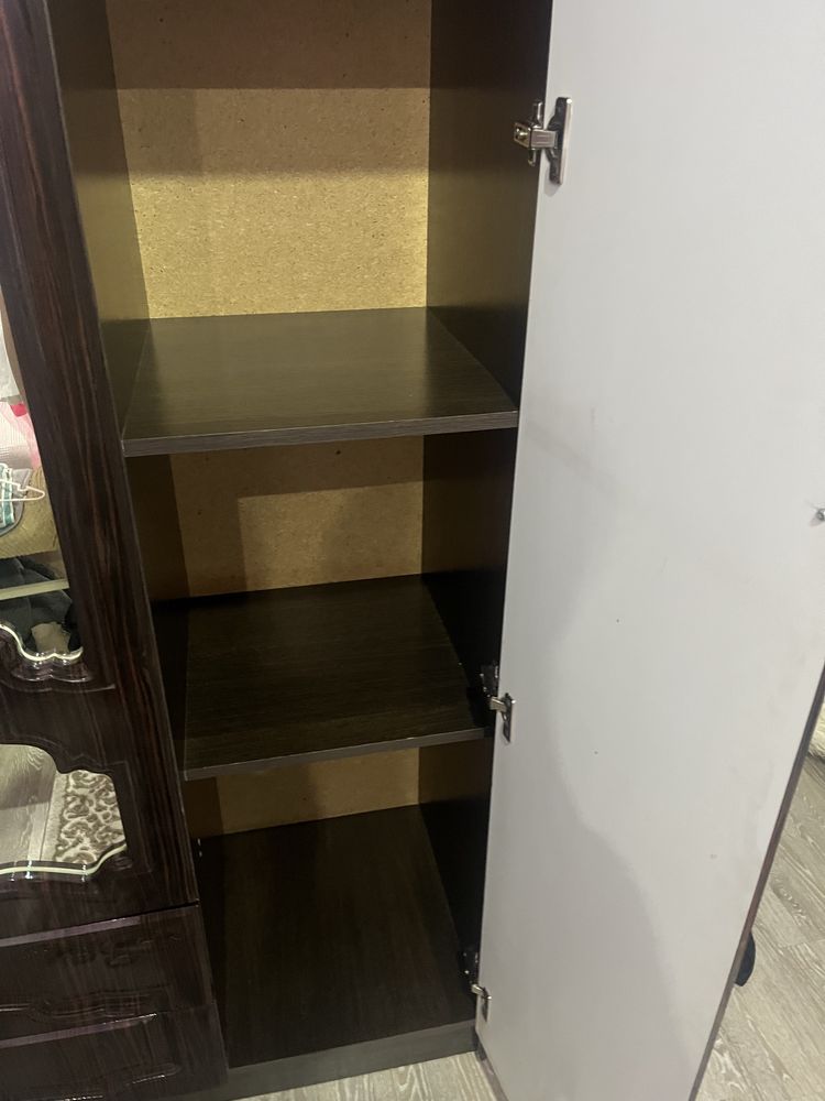 срочно продаем шкаф