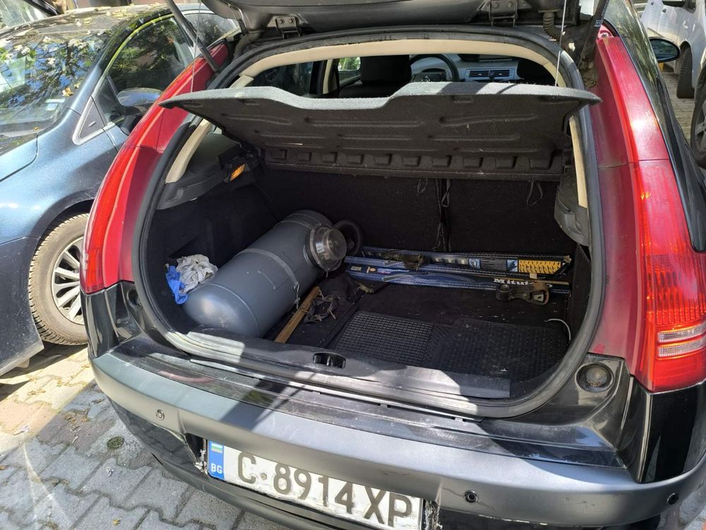 Автомобил Citroen C4