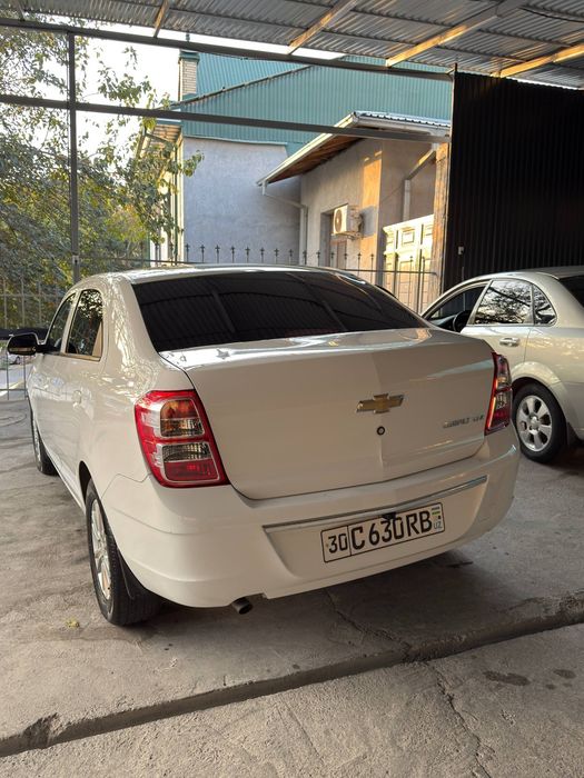 Продаю Машину первоначальный ценой 2500$ кобалт