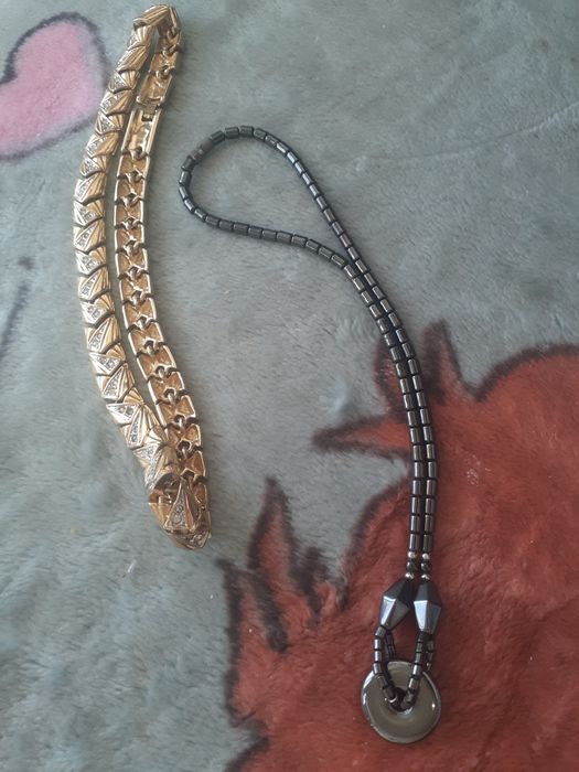 Браслеты и ожерелье всё  в хорошем состоянии насилось совсем мало