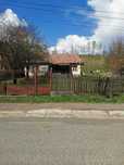 Teren intravilan 3900 mp, casă de lemn, utilități, potențial turistic.