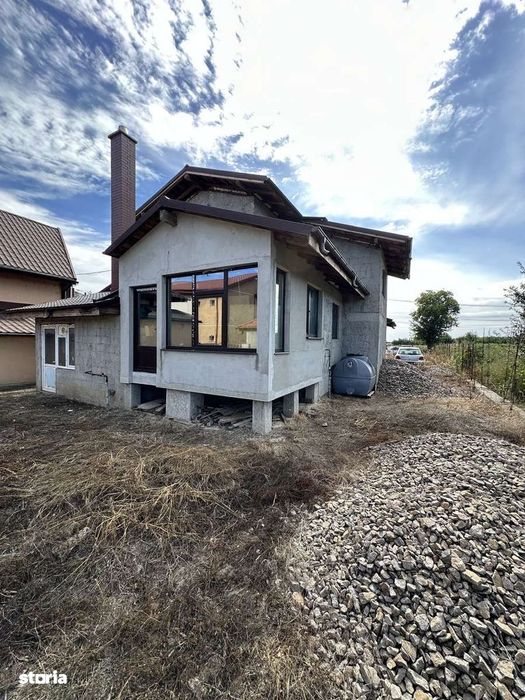 Casă cu 3 camere de vânzare în zona cazasu