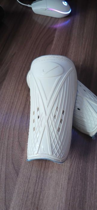 Щитки футбольные