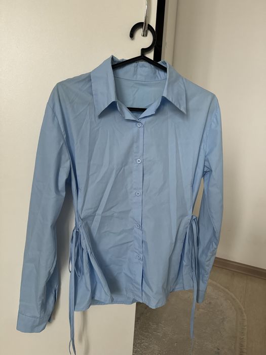 Голубая рубашка в хорошем состоянии, стильная и удобная модель новая