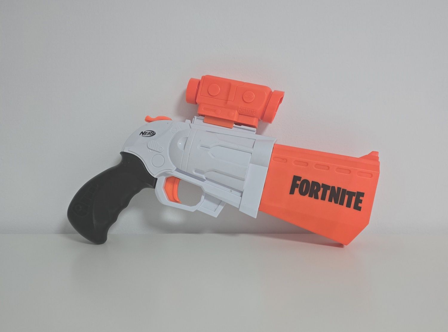 Vand pistol alb cu scop Nerf Fortnite ca nou