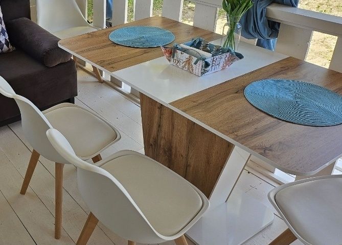 Продавам модерна трапезна маса с 4бр.  стола