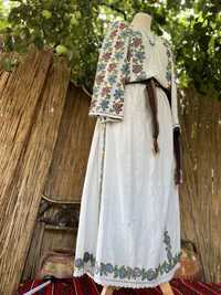 Costum popular vechi cu margele pânza de casa / colectie