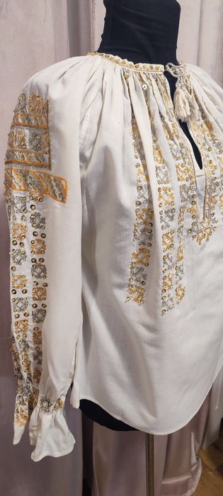 Ie tradițională damă