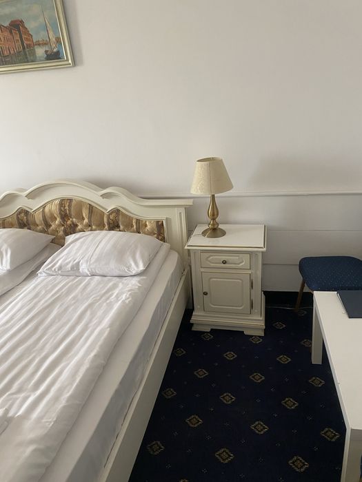 Mobilier dormitor lemn- pat somiera, comoda, noptiera