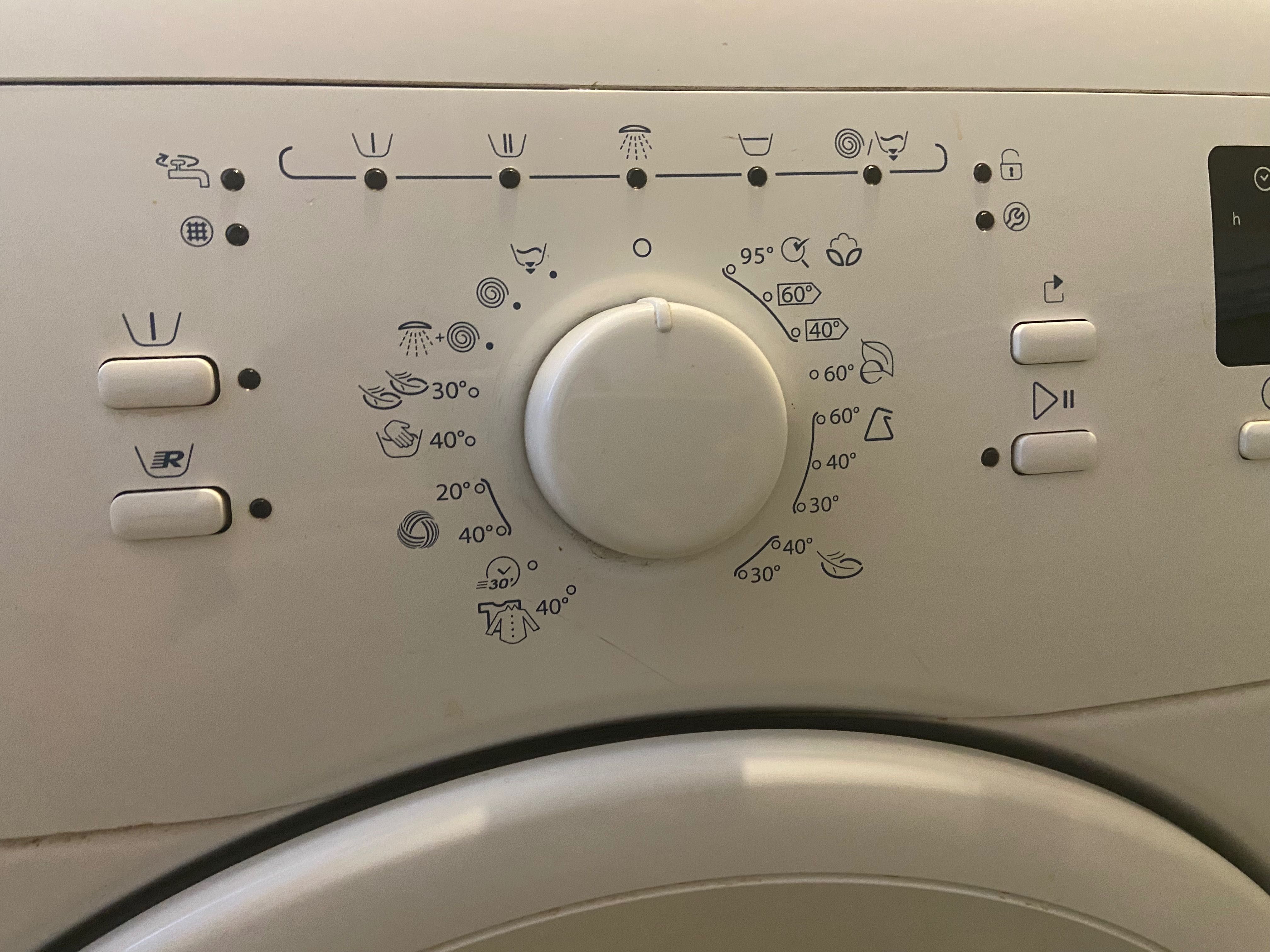 Продавам пералня Whirlpool