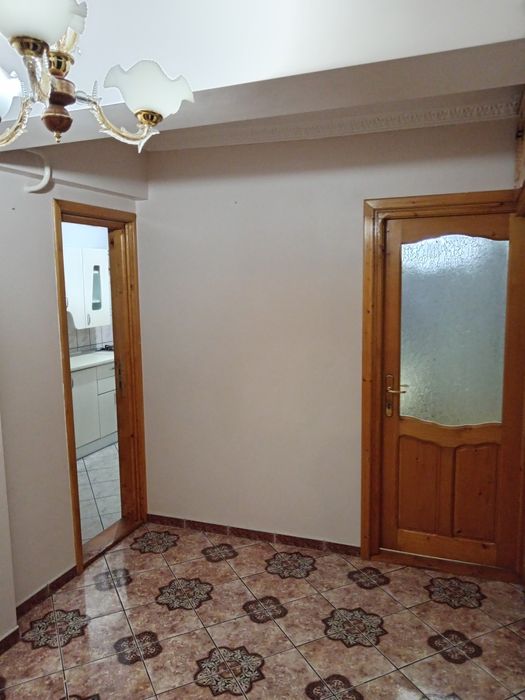 Închiriez apartament cu trei camere în Suceava. Zamca lângă Catedrala