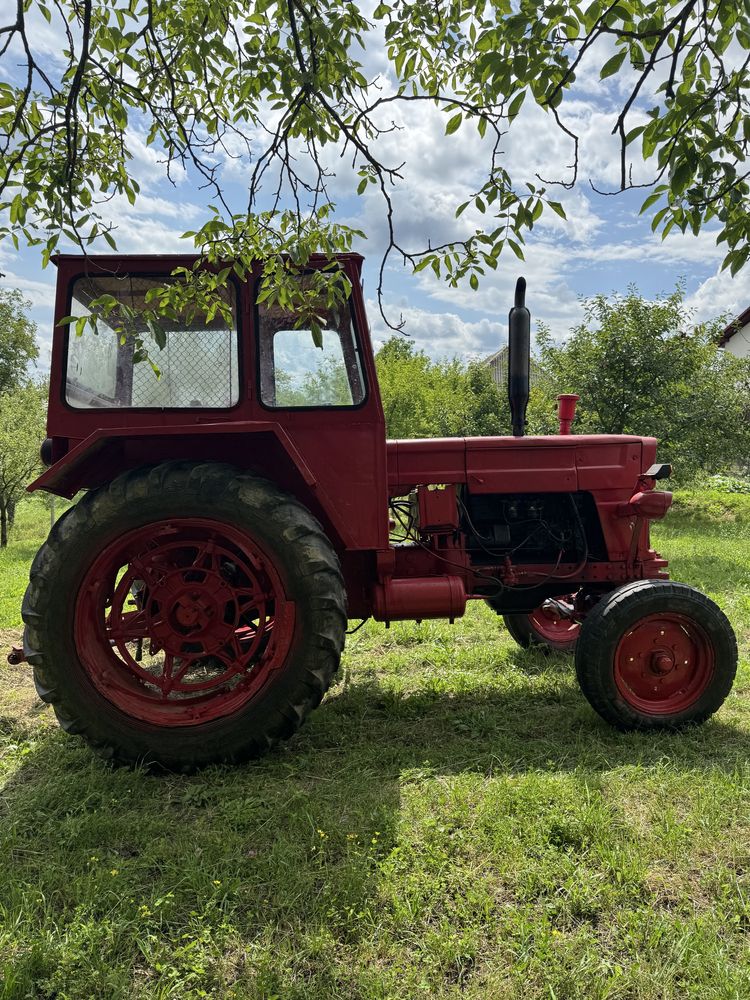 Tractor U650 + remorcă + piese de rezervă – pachet complet, stare bună