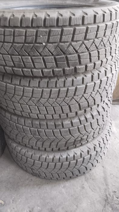 235.60.р18в хорошем состоянии без шишек комплект