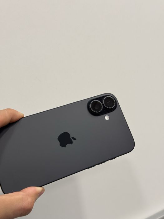 Продавам iPhone 16 PLUS 100% батерия