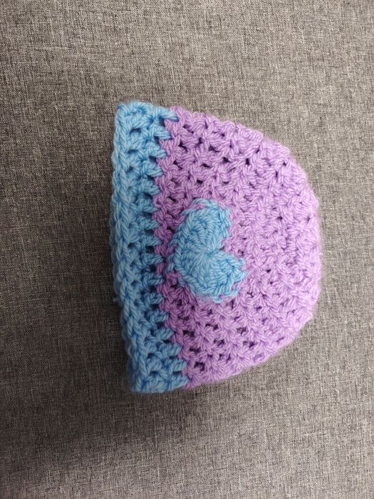 Căciuli la comană,croșetate, de diferite mărimi, culori și decorațiuni