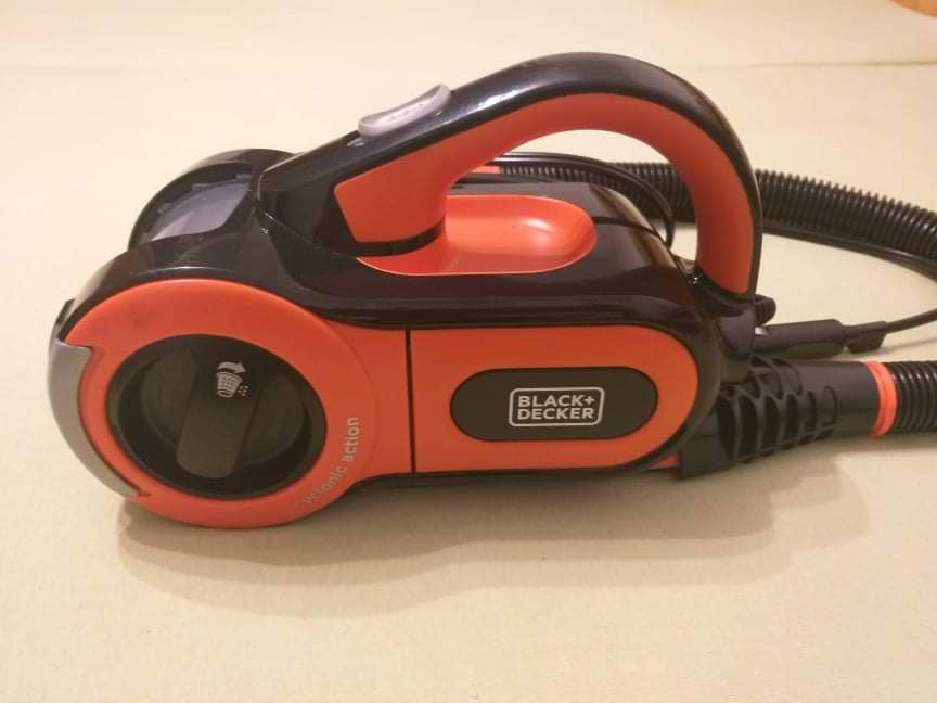 Прахосмукачка за автомобил Black and Decker, идеално запазена!