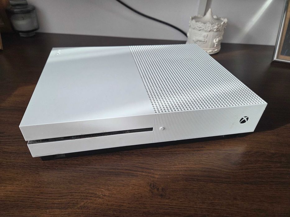 XBOX ONE S (+un controler și 12 jocuri)