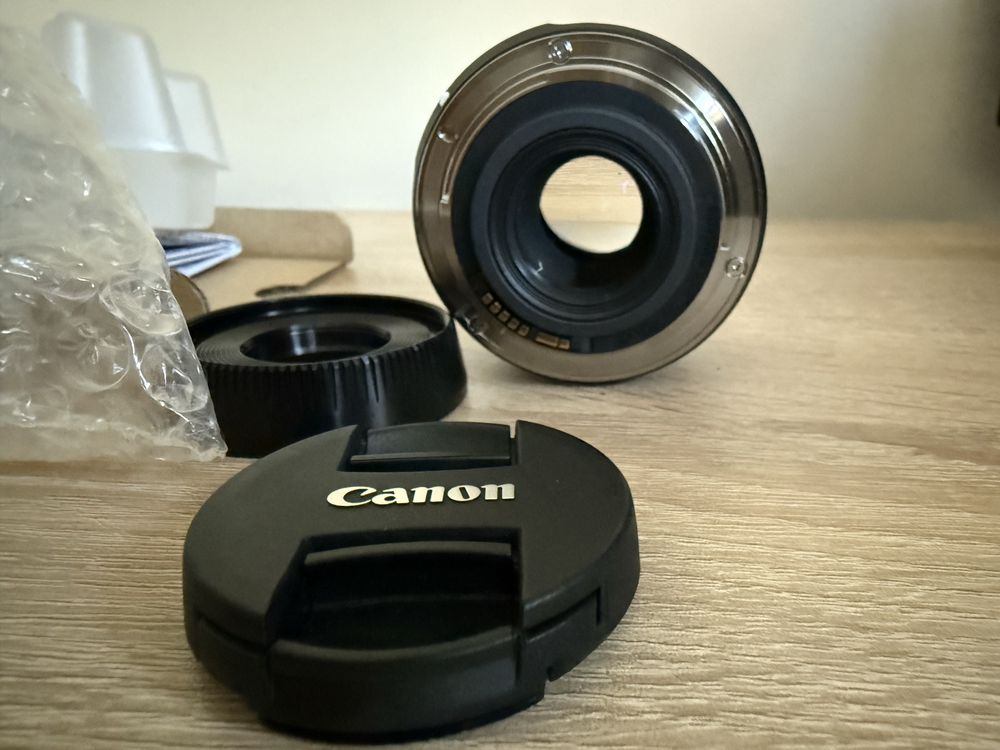 обектив Canon EF-S 35mm f/2.8 Macro IS STM