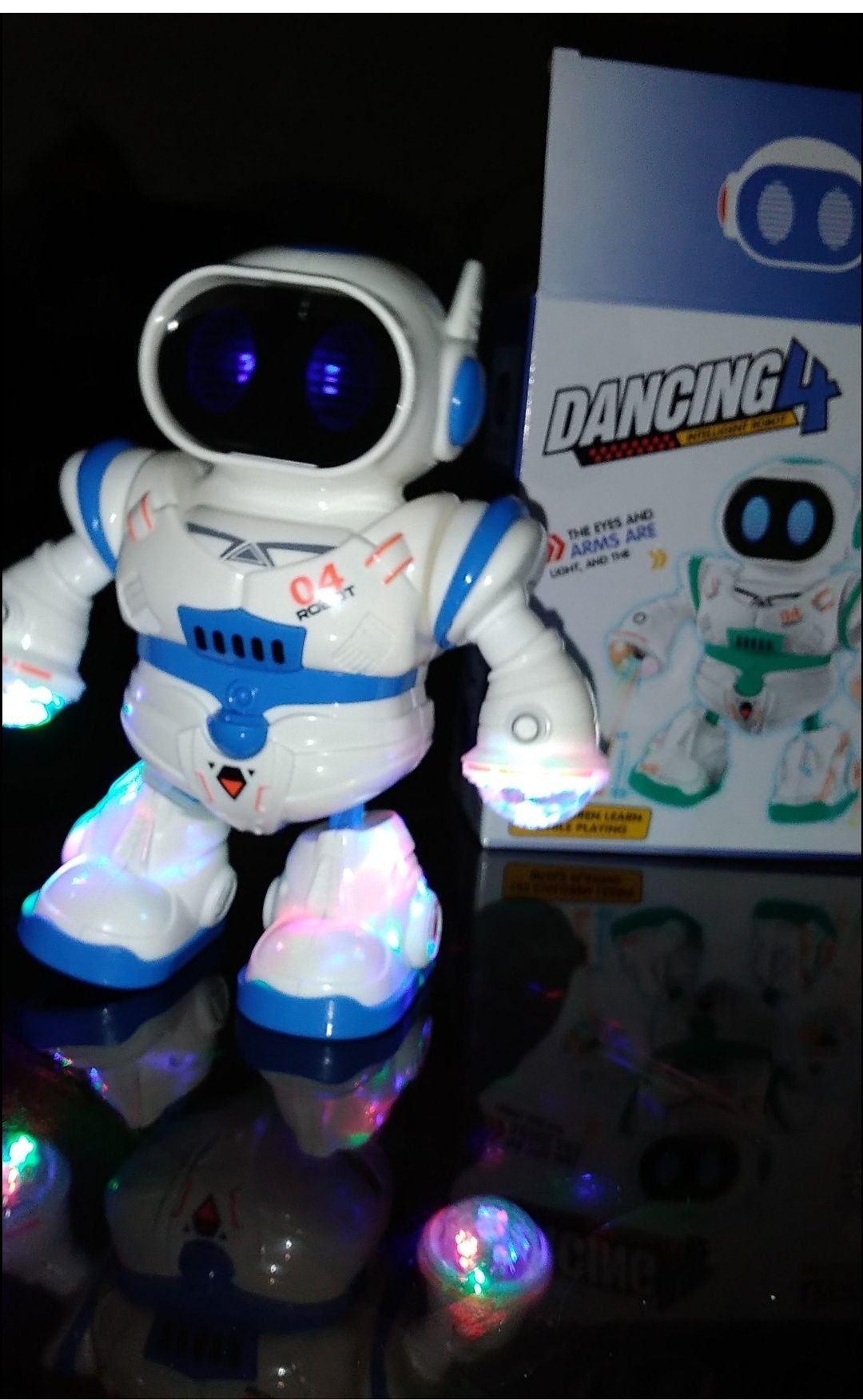 Танцующий робот и светящийся