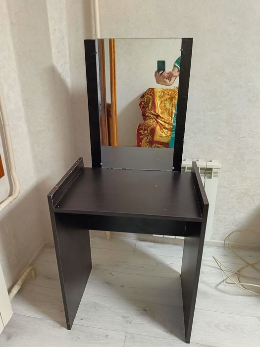 Продам столик с зеркалом