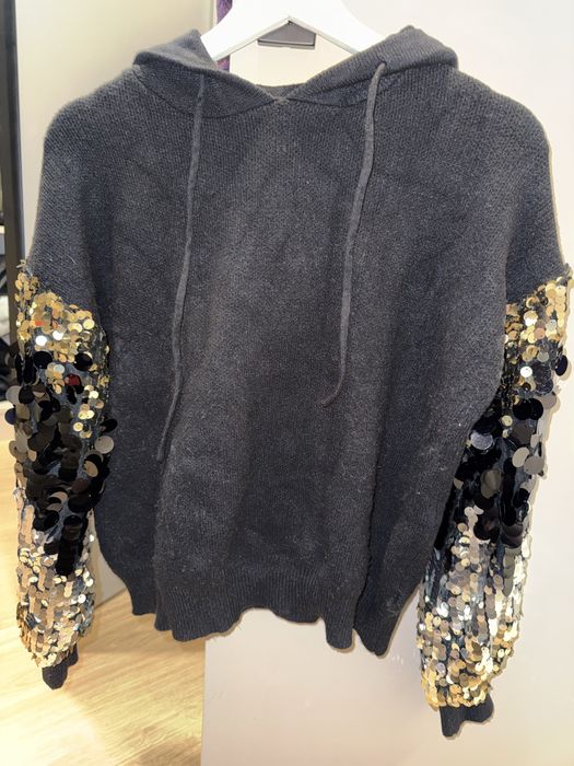 Ефектен пуловер с качулка