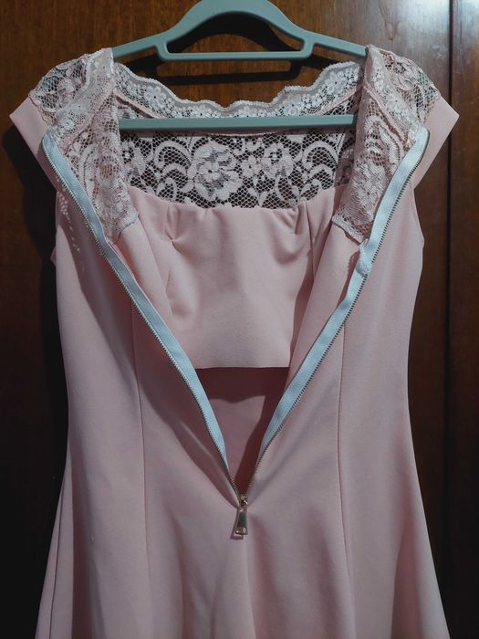 Къса розова рокля