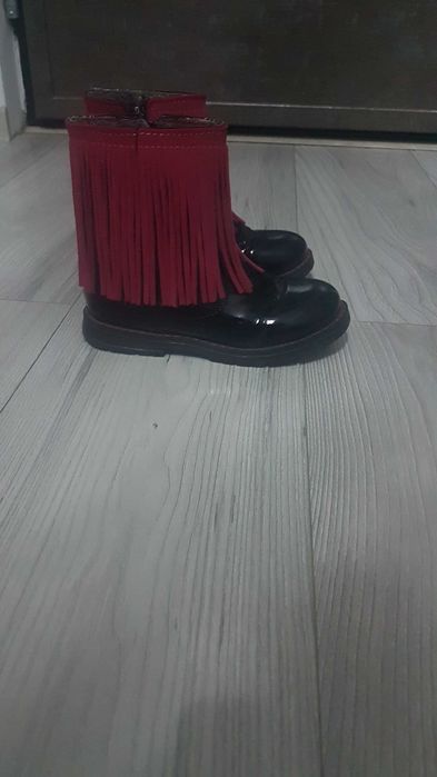 Ghetute deosebite din piele lacuita, marimea 29