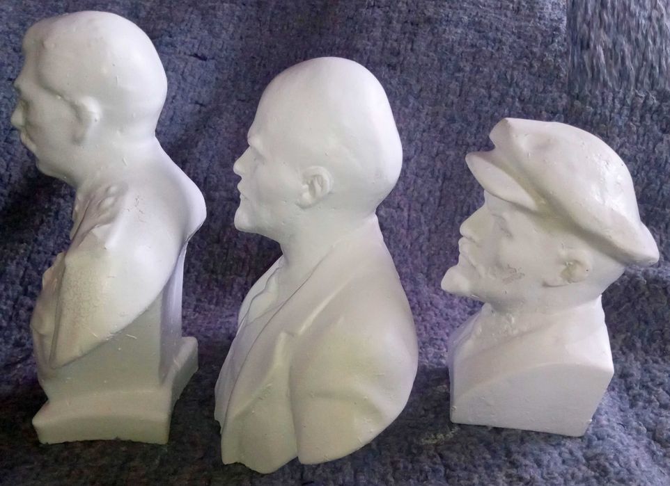 Гипсови скулптури на Ленин и Сталин до гърдите. СССР. възстановени