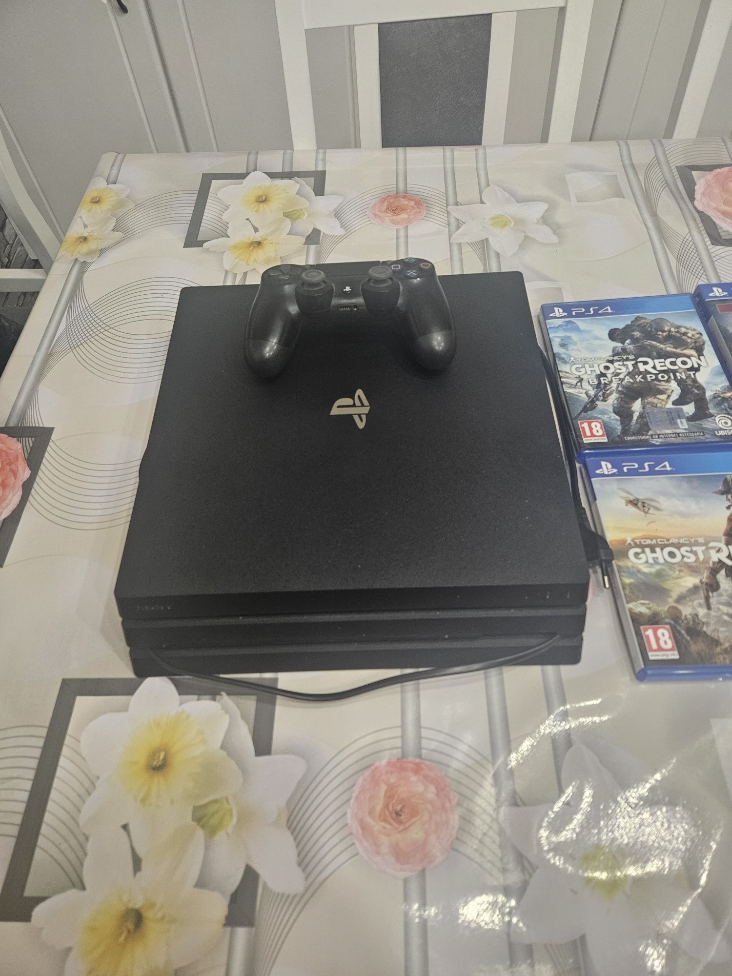 Vând PlayStation 4 PRO 1 TB