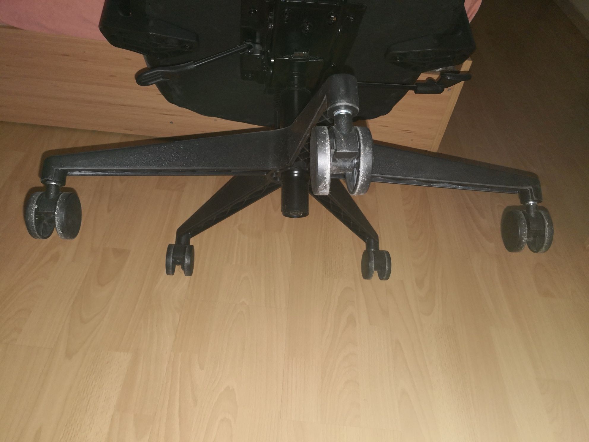 Продавам,
Геймърски стол ThunderX3 YAMA1 Черно/Червено