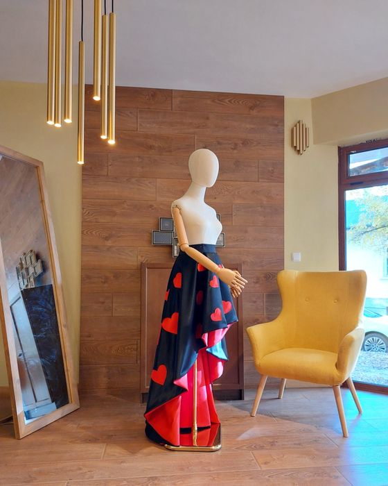 Официална асиметрична пола Черно на червени сърца Матиран сатен Бална