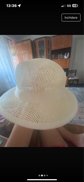 Pălărie elegantă de vară albă, tip cloche, cu fundă din organza