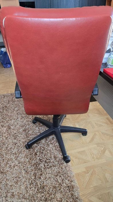 Scaun birou rotativ din piele maro Mobexpert